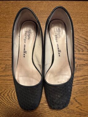 bettye muller Black Textured pumps